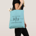 Bolsa Tote O Nome Personalizado Do Script Da Sra. Chic Futuro<br><div class="desc">Futuro,  Sra. moderna concha do mar,  nome personalizado tote saco com o texto Sra. em caligrafia branca elegante. Basta acrescentar o nome casado da noiva para ser e o presente perfeito para o chá de panela está pronto para você dar. Desenvolvido exclusivamente para você pelo Happy Dolphin Studio.</div>