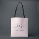 Bolsa Tote O Nome Personalizado Do Script Da Sra. Chic Futuro<br><div class="desc">Futuro,  a Sra. Pastel,  de nome personalizado rosa,  tote bag com o texto Sra. em caligrafia elegante. Basta acrescentar o nome casado da noiva para ser e o presente perfeito para o chá de panela está pronto para você dar. Desenvolvido exclusivamente para você pelo Happy Dolphin Studio.</div>