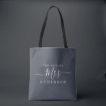 Bolsa Tote O Nome Personalizado Do Script Da Sra. Chic Futuro<br><div class="desc">Futuro nome personalizado moderno tote bag com o texto Sra. em branco, com uma escrita elegante, caligrafia sobre um fundo azul escuro de carvão. Basta acrescentar o nome casado da noiva para ser e o presente perfeito para o chá de panela está pronto para você dar. Desenvolvido exclusivamente para você...</div>