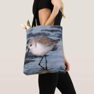 Bolsa Tote O Sanderling dá uma volta uma praia do inverno