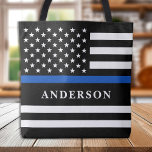 Bolsa Tote Oficial de Polícia Personalizado de Linha Azul Fin<br><div class="desc">Apresentando nossa nova bandeira azul fina Tote Bag, perfeita para policiais, mães policiais, esposas policiais, policiais e qualquer um que queira mostrar seu apoio à polícia. Projetada no estilo moderno, esta bolsa de tote mostra a bandeira americana com uma linha azul fina que representa a coragem e o sacrifício de...</div>