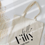 Bolsa Tote Olá 50 anos modernos e elegantes 50 anos<br><div class="desc">Olá,  cinquenta e moderna tipografia mínima simples,  preto e branco,  50ª decoração de festa de aniversário favorece o obrigado do rótulo da garrafa de vinho. Parte de uma coleção contemporânea.</div>