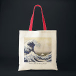 Bolsa Tote Onda de Excelente de Hokusai<br><div class="desc">Aproveite esta impressionante reprodução do famoso impressão de bloco de madeira ukiyo-e "Trinta e Seis Vistas do Monte Fuji: The Excelente Wave Off the Coast of Kanagawa", por Katsushika Hokusai, artista japonesa. Trinta e Seis Vistas do Monte Fuji é uma série de 46 impressões mostrando várias características do Monte Fuji,...</div>