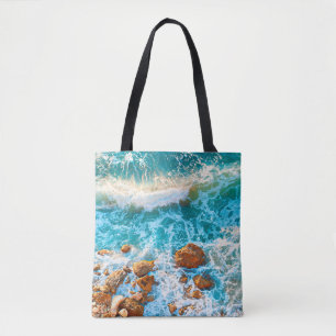 Bolsa Tote Ondas em uma praia rochosa no pôr do sol. praia aé