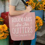 Bolsa Tote Os Marcadores São Para O Quitters Personalizado Bo<br><div class="desc">Este design de nerd bonito para amantes de livros, livrarias, autores, escritores, amigos de clubes de livros ou leitores ávidos apresenta a citação engraçada "Os Marcadores São para Quitters" com duas pequenas ilustrações de livros sobre um fundo rosa empoeirado. Personalize com uma linha de texto personalizado abaixo; perfeito para o...</div>