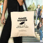 Bolsa Tote Ótimas aparências e diploma muito engraçado<br><div class="desc">Boa aparência e agora diploma demais. Uma citação engraçada para um formando - Boa aparência e agora um diploma também. Boné de formatura preto e tipografia. Adicione o nome do formando, o ano de aula e o nome da escola - um presente de excelente para um formando que se formou....</div>