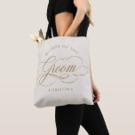 Bolsa Tote Ouro para caligrafia moderna Mãe da Noiva<br><div class="desc">Uma mãe eterno e elegante da bolsa de presentes da noiva,  com um roteiro de caligrafia refinado em um passado clássico,  perfeito para uma celebração formal e sofisticada de casamento. Para personalização ou outros produtos com este design,  por favor,  sinta-se à vontade para entrar em contato comigo.</div>