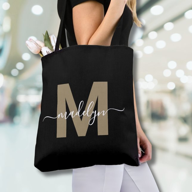 Bolsa Tote Ouro Preto Monograma de Nome com Letra Moderna e T (Black Gold Trendy Modern Script Name Monogram Tote Bag)