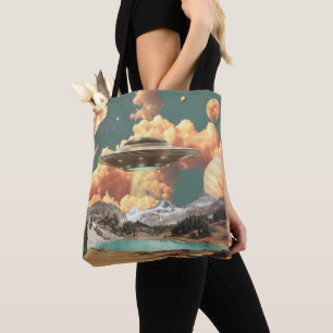 Bolsa Tote OVNI Surrealista Acima de Lago de Montanha com Pla