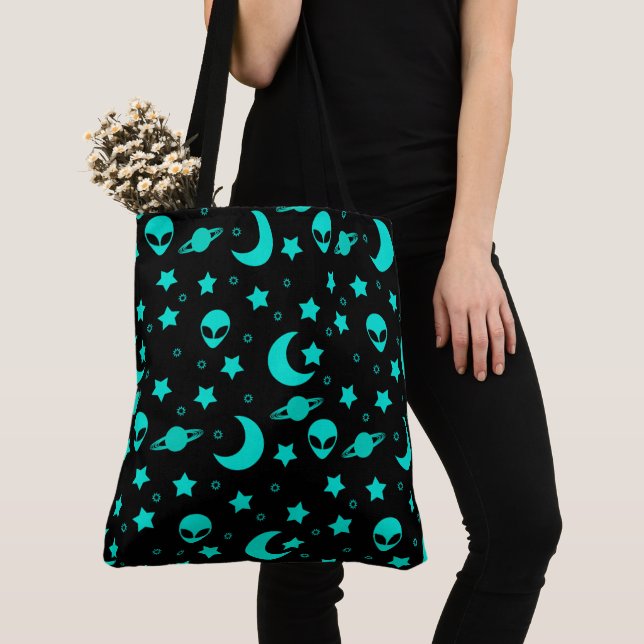 Bolsa Tote Padrão de Alien Turquesa com Estrelas e Luas (Close Up)