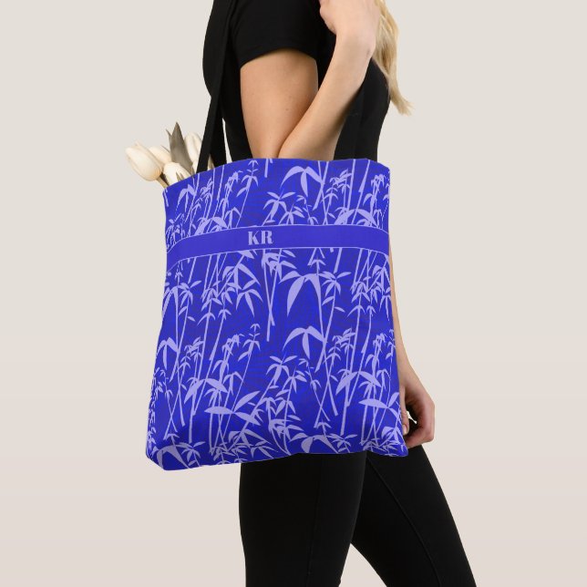 Bolsa Tote Padrão de bambu roxo claro em azul com iniciais (Close Up)