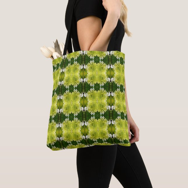 Bolsa Tote Padrão de Flores de Hortênsia Abstratas em Verde C (Close Up)