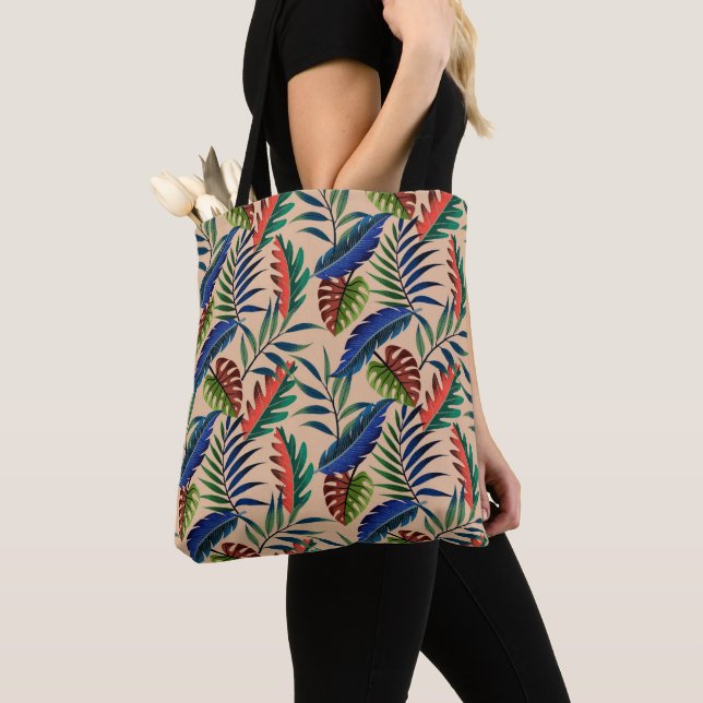 Bolsa Tote Padrão de Folhas Tropicais Beige (Close Up)