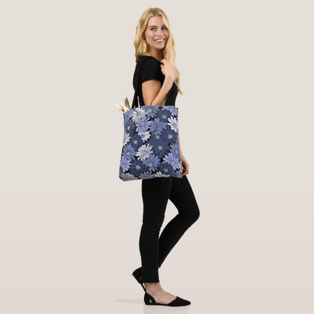 Bolsa Tote Padrão de Margarida Azul e Branco (No(a) Modelo)