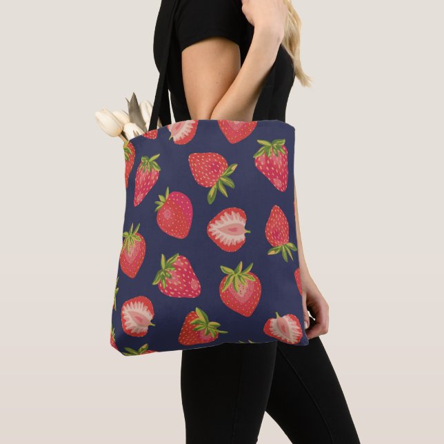 Bolsa Tote Padrão de Morango em Azul (Close Up)