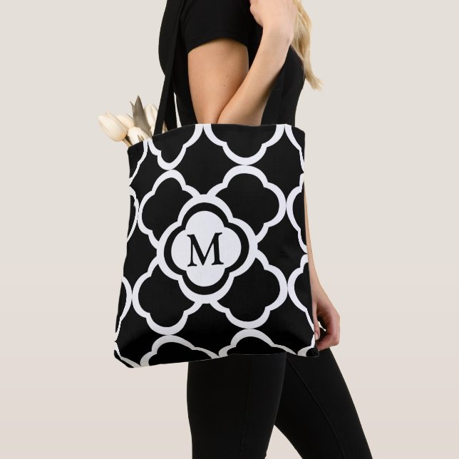 Bolsa Tote Padrão de Quatrefoil Preto e Branco com Monograma  (Close Up)