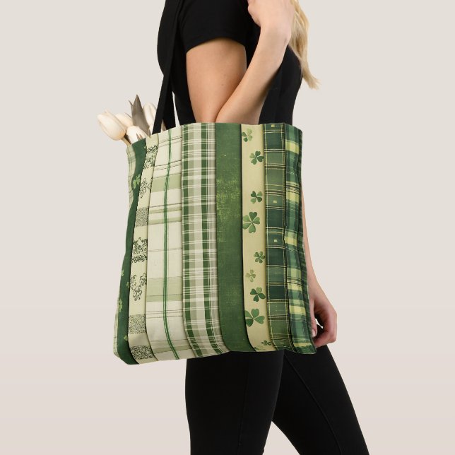 BOLSA TOTE PADRÃO DE XADREZ VERDE COM SHAMROCTS VERDE E BRANC (Close Up)