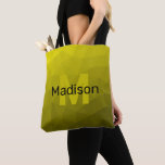 Bolsa Tote Padrão geométrico amarelo-ombre Monograma<br><div class="desc">Padrão de malha geométrica amarelo ombre monograma Tote Bag. Personalize com seu nome e inicial personalizados. Padrão geométrico amarelo de gradiente ombre. Malha geométrica triangular com gradiente preto-negro-preto-amarelo-claro.</div>