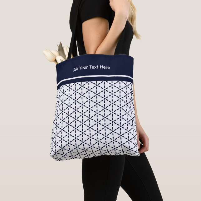 Bolsa Tote Padrão Geométrico Azul Marinho em Branco (Close Up)