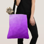 Bolsa Tote Padrão geométrico de gradiente de lavanda roxa<br><div class="desc">Malha geométrica triangular com gradiente ombre de lavanda púrpura,  claro a escuro.</div>