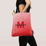 Bolsa Tote Padrão geométrico do gradiente vermelho Monograma<br><div class="desc">Monograma Personalize com seu nome e inicial personalizados. Padrão geométrico do gradiente vermelho. Malha geométrica do triângulo com gradiente vermelho-escuro claro. padrão,  ombre,  malha,  triângulos,  geometria,  gradiente,  legal,  triângulo,  brilhante,  vermelho</div>