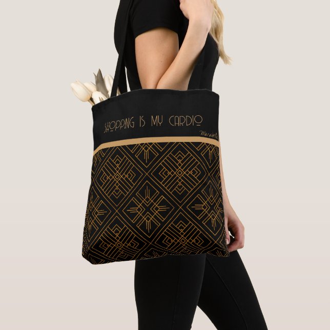 Bolsa Tote Padrão Geométrico Preto e Dourado, Comprando Cardi (Close Up)