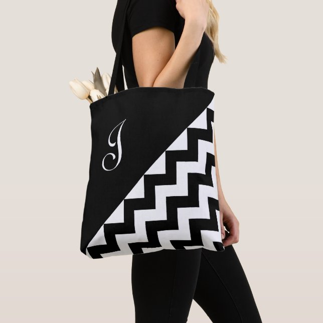Bolsa Tote Padrão Geométrico Zigzag Preto do Monograma Chic (Close Up)