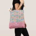 Bolsa Tote Padrão Moderno de Herringbone - Azul cor-de-rosa D<br><div class="desc">Um padrão colorido com tons de rosa,  ouro e azul. Adicione seu nome para personalizar esta bolsa de tote. Um design colorido com um coração fofo para fazer o monograma especial.</div>