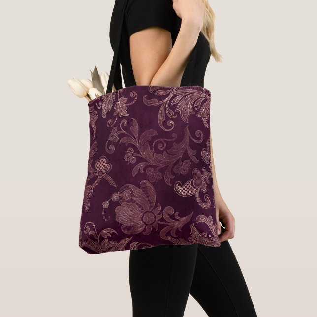 Bolsa Tote Padrão Vinho de Amora  (Close Up)