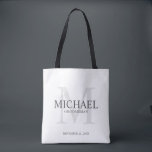 Bolsa Tote Padrinhos de casamento Masculinos Personalizados<br><div class="desc">Adicione um toque pessoal ao seu casamento com padrinhos de casamento personalizados. Este saco apresenta o nome de padrinho de casamento personalizado com título e data de casamento em cinzas e monograma em cinzas leves como fundo, no estilo clássico da serifa, em fundo branco. Também perfeito para o melhor homem,...</div>