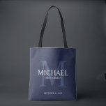 Bolsa Tote Padrinhos de casamento Personalizados Azul Marinho<br><div class="desc">Adicione um toque pessoal ao seu casamento com padrinhos de casamento personalizados. Este saco apresenta o nome do padrinho de casamento personalizado com o título e a data do casamento em branco e monograma em azul-marinho claro como fundo, em estilo serif clássico, em fundo azul-marinho. Também perfeito para o melhor...</div>