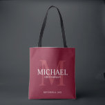 Bolsa Tote Padrinhos de casamento Turcos Personalizados<br><div class="desc">Adicione um toque pessoal ao seu casamento com padrinhos de casamento personalizados. Esta bolsa apresenta o nome de padrinho de casamento personalizado com título e data de casamento em branco e monograma em vermelho claro e borrado como fundo, em estilo serif clássico, em fundo vermelho burgundy. Também perfeito para o...</div>