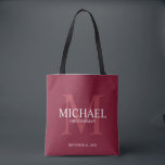 Bolsa Tote Padrinhos de casamento Turcos Personalizados<br><div class="desc">Adicione um toque pessoal ao seu casamento com padrinhos de casamento personalizados. Esta bolsa apresenta o nome de padrinho de casamento personalizado com título e data de casamento em branco e monograma em vermelho claro e borrado como fundo, em estilo serif clássico, em fundo vermelho burgundy. Também perfeito para o...</div>