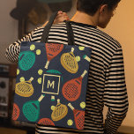 Bolsa Tote Padrões de Padel com Padrão Inicial<br><div class="desc">Essa bolsa de tote está pronta para ser personalizada com a escolha inicial e apresenta um padrão de raquetes de tênis de padel e bolas em tons de terra cotta,  ouro,  chalé,  amarelo e creme contra fundo azul marinho.</div>