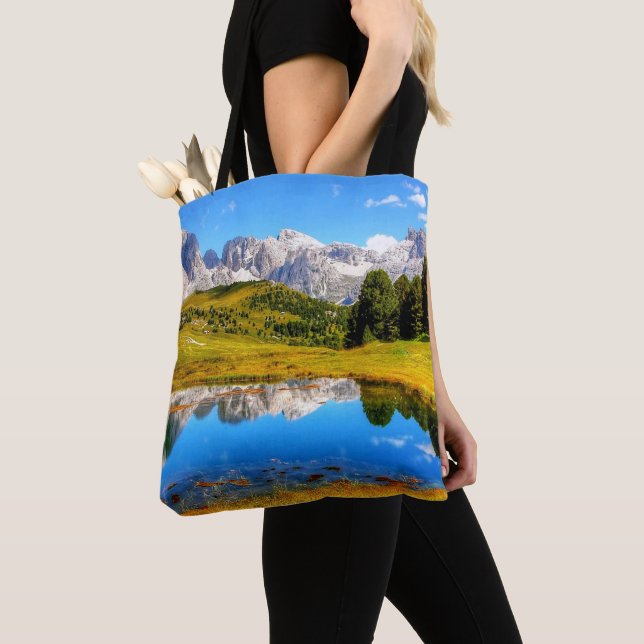 Bolsa Tote Paisagem Verde com Montanhas Pond e Snowy (Close Up)
