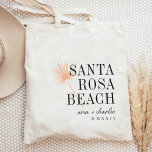 Bolsa Tote Palm Frond Destination Wedding Welcome<br><div class="desc">Bem-vindos convidados ao seu casamento de destino com estas mochilas modernas e personalizadas. A design apresenta uma ilustração de cor de pêssego tropical leve com seu destino de casamento alinhado à direita (mostrados com os Papais noeis Rosa Beach) em caracteres clássicos de serifa. Adicione seus nomes em um script cursivo...</div>