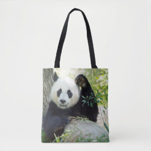 Bolsa Tote Panda gigante que descansa contra a árvore