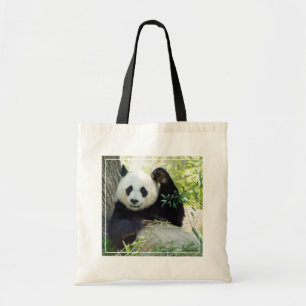 Bolsa Tote Panda gigante que descansa contra a árvore