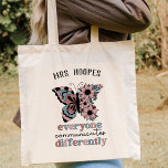 Bolsa Tote Patologista Personalizado da Língua de Voz<br><div class="desc">Se você está procurando por um presente único e personalizado para seu professor de educação especial ou um patologista de língua de fala, este saco de tote é perfeito! Ela contém a frase "Todos se comunicam Diferentemente" e pode ser personalizada com o nome de um professor ou o nome de...</div>