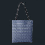 Bolsa Tote Patterno Festivo Russo Hanukkah Menorah<br><div class="desc">Festivo Russo Hanukkah Menorah Pattern Tote Bag com um padrão fofo de menorás festivos num sutil fundo azul de férias e espaço para seu nome ou monograma. Use esta bolsa adorável para todos os seus Chanucá comprando ou dê-la como um presente delicioso!</div>