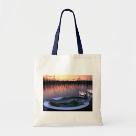 Bolsa Tote Peixe fresco captura em prato com vegetais