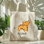 Bolsa Tote Personalizadas Adoráveis Crianças Tiger<br><div class="desc">Esta bolsa de tote das crianças para amantes de os animais mostra uma bela ilustração de um tigre. Personalize com o nome do seu filho em letras negras. Faz uma bolsa de excelente para rapazes ou raparigas!</div>