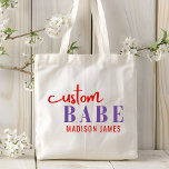 Bolsa Tote Personalizar Babe Engraçado Dizendo Nome Personali<br><div class="desc">Babe Funny Say Personalizado Tote Bags apresenta um simples design com o texto "bebê personalizado" na tipografia do roxo e da caligrafia vermelha modernos e personalizado com seu nome. Perfeito para um presente divertido para a mãe, melhores amigos, namorada, para o aniversário, Natal, feriados, Dia de as mães e muito...</div>