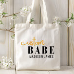 Bolsa Tote Personalizar Babe Engraçado Dizendo Nome Personali<br><div class="desc">Babe Funny Say Personalizado Tote Bags apresenta um simples design com o texto "bebê personalizado" na tipografia moderna do roteiro de caligrafia em preto e ouro e personalizado com seu nome. Perfeito para um presente divertido para a mãe, melhores amigos, namorada, para o aniversário, Natal, feriados, Dia de as mães...</div>