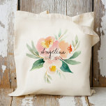 Bolsa Tote Pêssego e nobre presente floral da madrinha<br><div class="desc">Este saco de tote de pessegueira e de pelúcia floral da Bridesmaid Favor é algo que as suas damas de honra ainda podem usar depois do dia do seu casamento. Torne-se criativo ao encher esta bolsa de tote fofa com os seus presentes favoritos para as damas de noiva, madrinha de...</div>