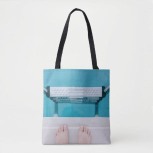 Bolsa Tote Pessoa de pé na escada da piscina de natação