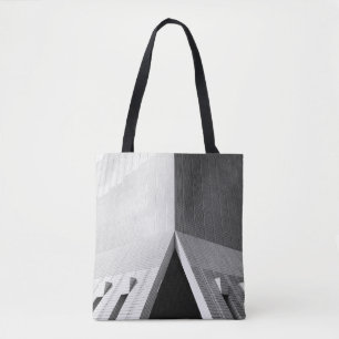 BOLSA TOTE PESSOA ENTRANDO NA PORTA DE CONSTRUÇÃO DE CINZAS
