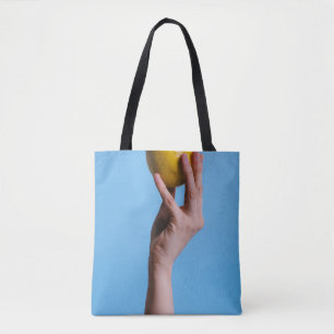 Bolsa Tote Pessoa que segura limão