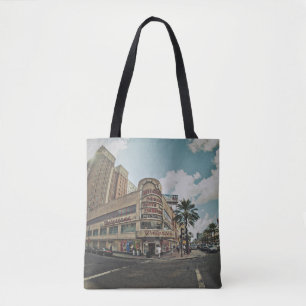 BOLSA TOTE PESSOAS QUE ANDAM PERTO DE EDIFÍCIOS DURANTE O DI