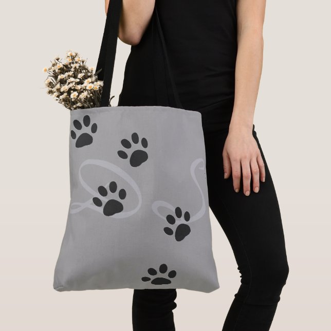 Bolsa Tote Pet Paws com um padrão de nomes na cinza (Close Up)